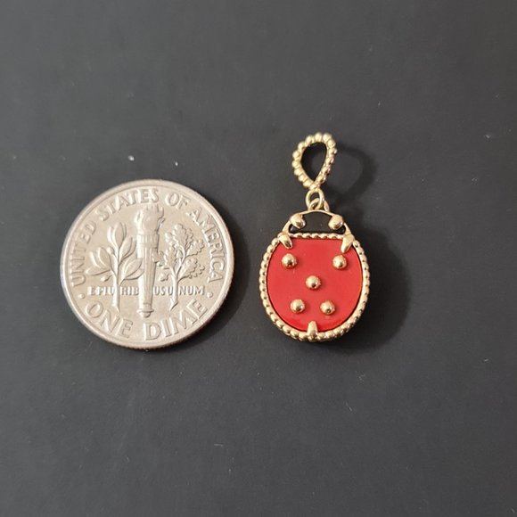 Beautiful necklace with designer inspired pendant - Picture 15 of 15